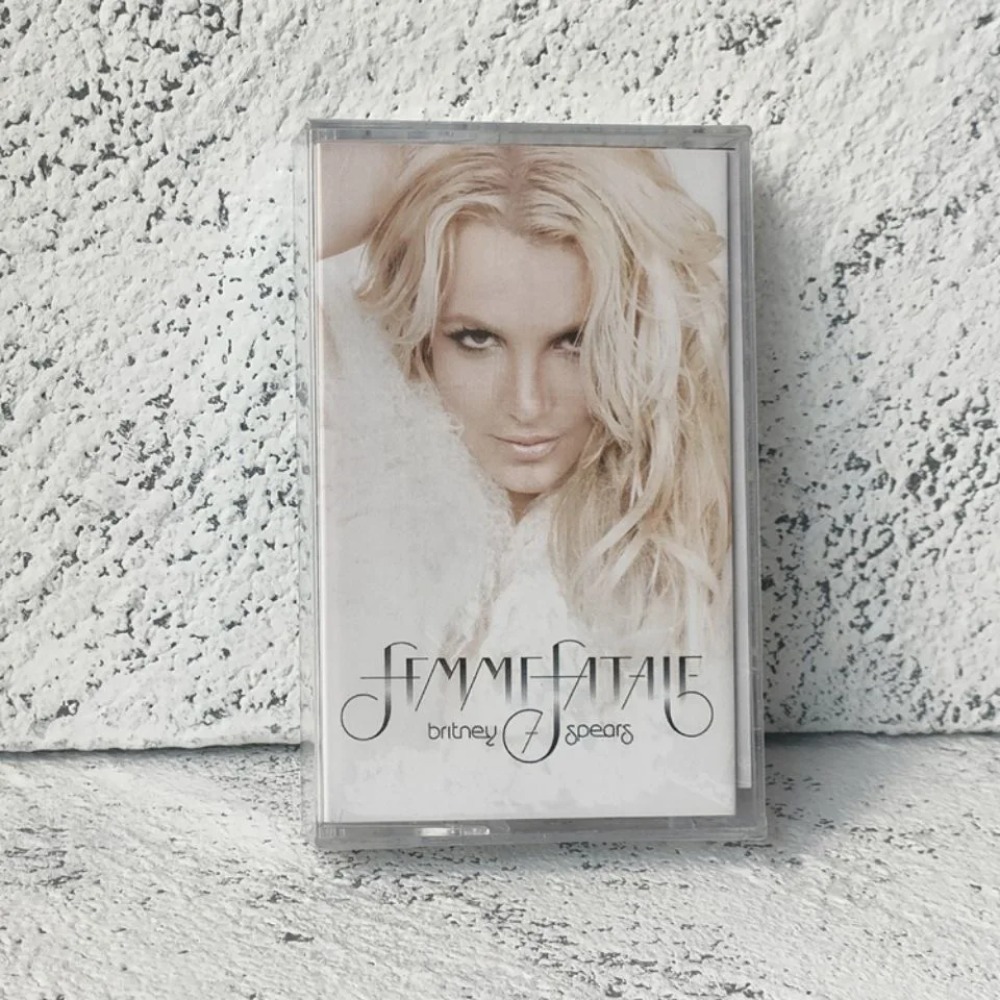 Retro Britney Spears Music Mag - огляд і ціна Cosplay Prop