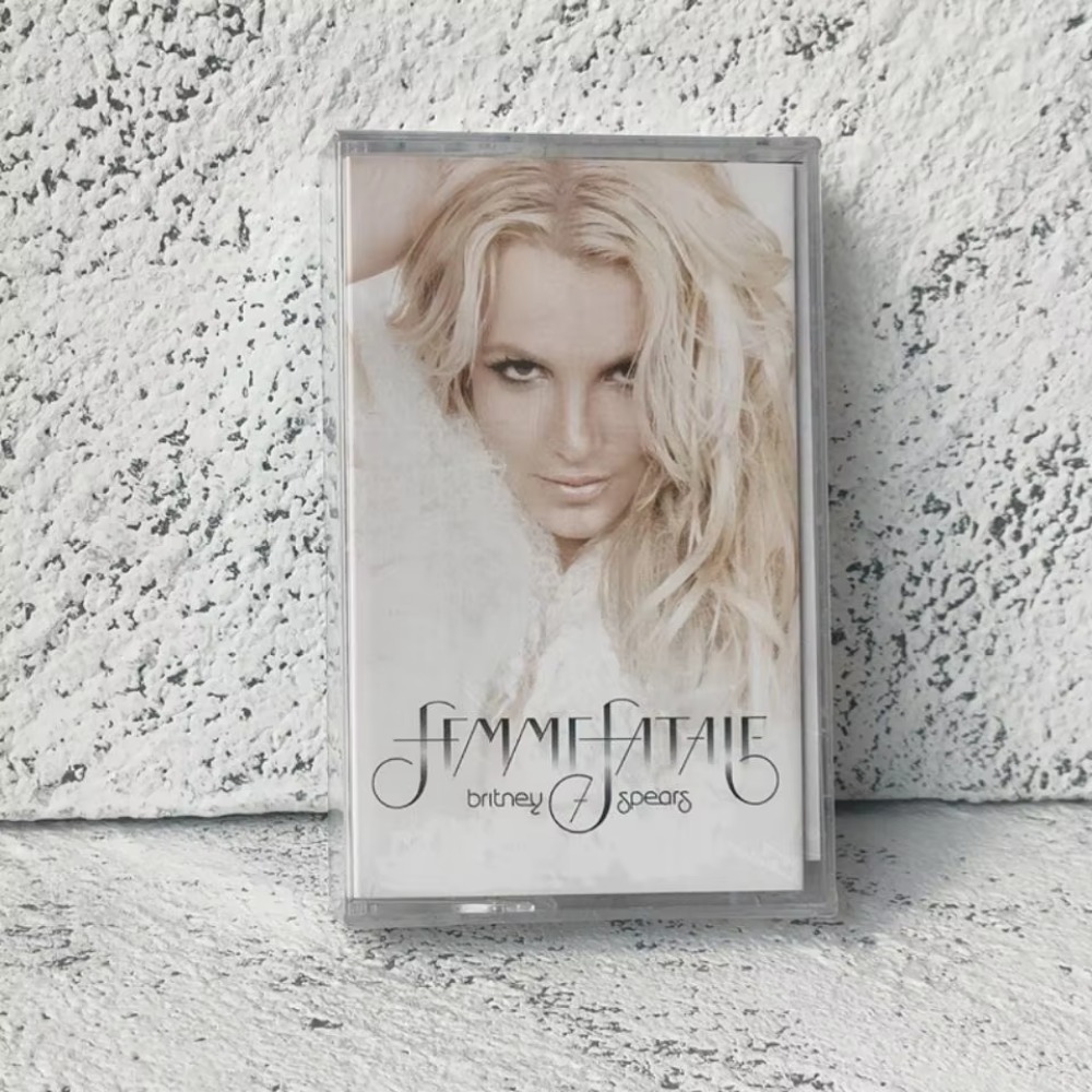 Retro Britney Spears Music Mag - огляд і ціна Cosplay Prop